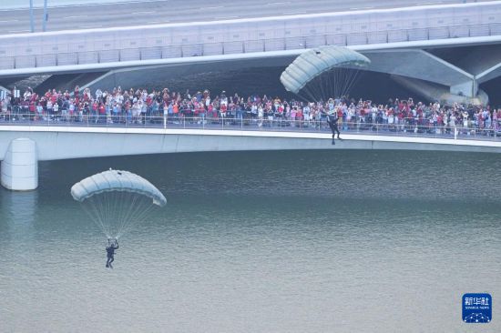 這是8月9日在新加坡濱海灣舉行的60周年國慶慶典上拍攝的跳傘表演。新華社發(fā)（鄧智煒攝）