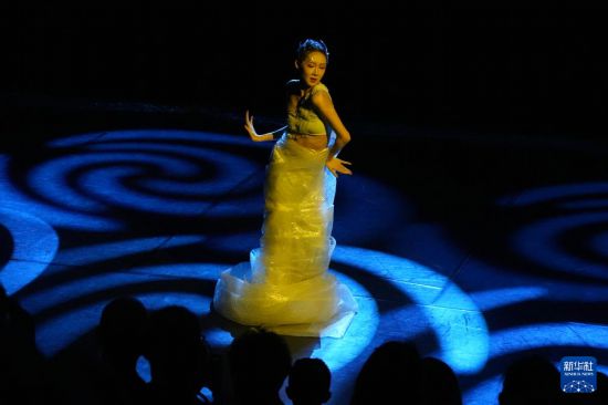 8月11日，在英國(guó)愛丁堡，上海戲劇學(xué)院舞蹈學(xué)院的演員表演舞劇《凈境》。新華社記者 鄭博非 攝