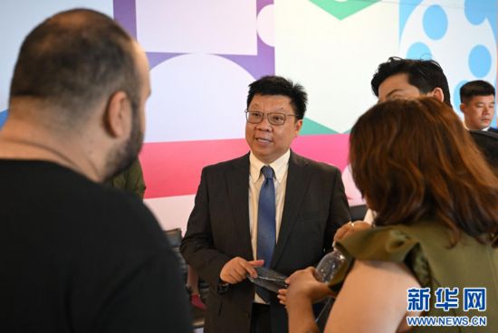 圖為中國(guó)駐伊斯坦布爾總領(lǐng)事魏曉東在活動(dòng)期間和僑胞進(jìn)行交流。 記者 劉磊 攝