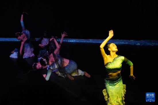  8月11日，在英國(guó)愛丁堡，上海戲劇學(xué)院舞蹈學(xué)院的演員表演舞劇《凈境》。新華社記者 鄭博非 攝
