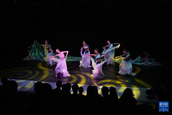 8月11日，在英國(guó)愛丁堡，上海戲劇學(xué)院舞蹈學(xué)院的演員表演舞劇《凈境》。新華社記者 鄭博非 攝