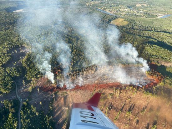 這是7月30日航拍的加拿大不列顛哥倫比亞省西北部一處野火現(xiàn)場。新華社發(fā)(加拿大不列顛哥倫比亞省野火管理局供圖)