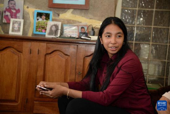 　　8月12日，在馬達(dá)加斯加塔那那利佛，彥琳在家中接受記者采訪。新華社發(fā)（西塔卡·拉喬納里松攝）