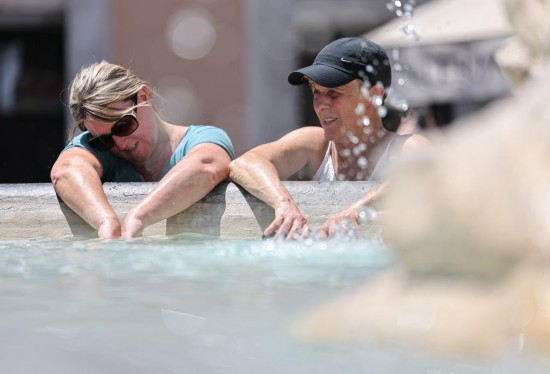 　　6月27日，在意大利羅馬，游客在萬神殿噴泉納涼。新華社記者李京攝