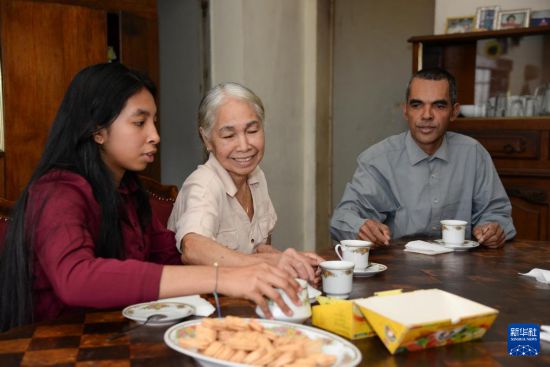 　　8月12日，在馬達(dá)加斯加塔那那利佛，彥琳（左一）和奶奶蒙麗嫦（右二）、爸爸弗朗西斯·馬爾松（右一）在家中聊天。新華社發(fā)（西塔卡·拉喬納里松攝）