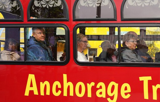 　　8月14日，人們乘坐觀光車在美國阿拉斯加州安克雷奇游覽。俄羅斯總統(tǒng)普京和美國總統(tǒng)特朗普定于15日在安克雷奇舉行一對一會晤。新華社記者吳曉凌攝