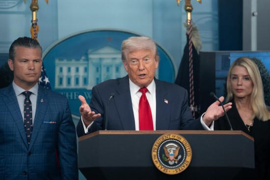 　　8月11日，美國總統(tǒng)特朗普（中）在華盛頓白宮出席新聞發(fā)布會。特朗普11日說，他正在部署國民警衛(wèi)隊，以協(xié)助首都華盛頓特區(qū)恢復法律秩序和公共安全。新華社記者 胡友松 攝