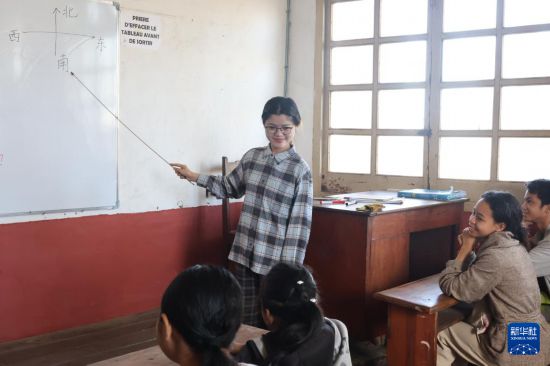 　　7月12日，在馬達(dá)加斯加圖阿馬西納，塔馬塔夫大學(xué)孔子學(xué)院志愿者葛雪在塔馬塔夫華僑學(xué)校給學(xué)生講課。新華社發(fā)（西塔卡·拉喬納里松攝）