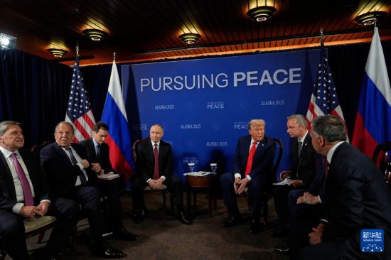   當(dāng)?shù)貢r(shí)間8月15日11時(shí)20分許，美國(guó)總統(tǒng)特朗普（右三）和俄羅斯總統(tǒng)普京（左四）在美國(guó)阿拉斯加州安克雷奇市埃爾門多夫-理查森聯(lián)合軍事基地正式開始會(huì)晤。新華社/美聯(lián)
