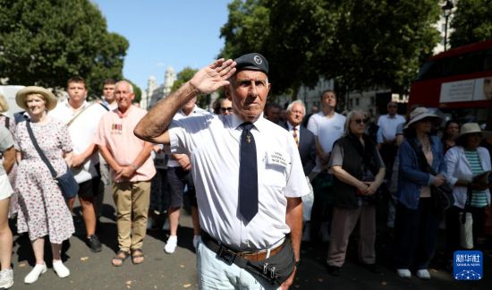 8月15日，人們站在英國(guó)倫敦和平紀(jì)念碑前參加默哀儀式。新華社記者 李穎 攝