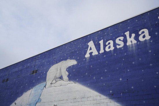   這是8月14日在美國(guó)阿拉斯加州安克雷奇市中心拍攝的壁畫。新華社記者吳曉凌攝