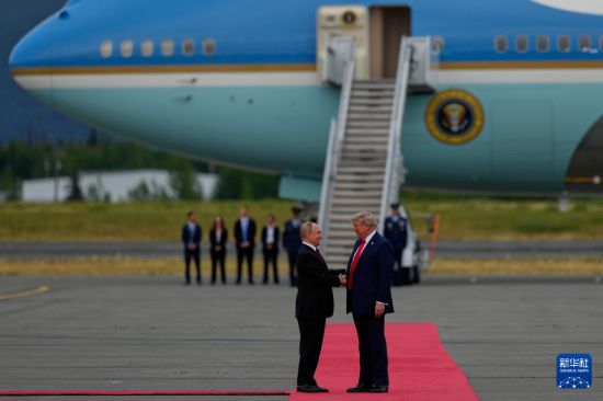   當(dāng)?shù)貢r間8月15日11時許，美國總統(tǒng)特朗普（前右）和俄羅斯總統(tǒng)普京在美國阿拉斯加州安克雷奇市埃爾門多夫-理查森聯(lián)合軍事基地的機場會面。新華社/美聯(lián)