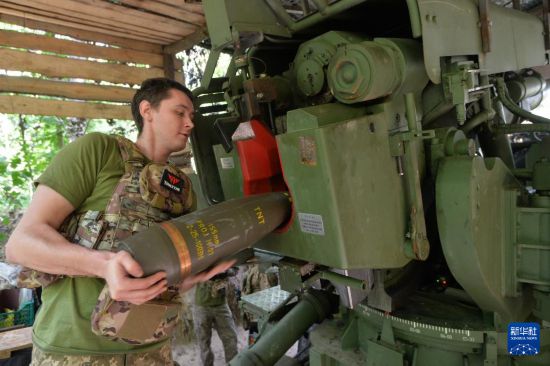   8月13日，在烏克蘭蘇梅州前線地區(qū)，烏軍士兵為火炮裝填彈藥。新華社發(fā)（彼得·德魯克攝）