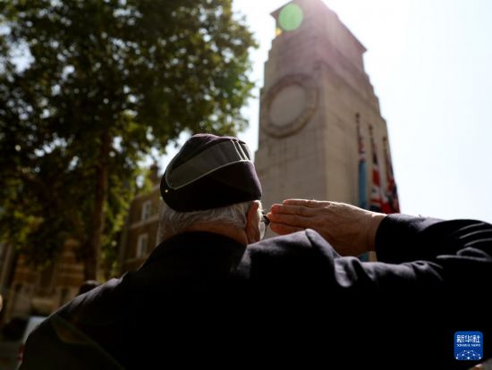 8月15日，在英國(guó)倫敦和平紀(jì)念碑前，一名老兵向在戰(zhàn)爭(zhēng)中犧牲的人們致敬。新華社記者 李穎 攝