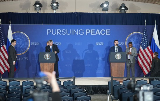 　　↑ 這是工作人員在基地內(nèi)的新聞發(fā)布會(huì)會(huì)場調(diào)試設(shè)備。新華社記者吳曉凌攝