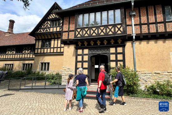 　　6月7日，游客在德國勃蘭登堡州波茨坦的波茨坦會(huì)議舊址采西林霍夫?qū)m參觀入口處，閱讀閉門通知。采西林霍夫?qū)m于2024年底起閉館維修，暫停對(duì)外開放。新華社記者 黃燕 攝