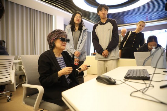 　　4月15日，在培黎職業(yè)學(xué)院，英中了解協(xié)會(huì)榮譽(yù)主席佐伊·里德體驗(yàn)學(xué)生們親手設(shè)計(jì)搭建的虛擬現(xiàn)實(shí)場(chǎng)景模型。新華社記者 張智敏 攝