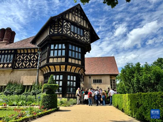 　　6月7日，在德國勃蘭登堡州波茨坦，游客在波茨坦會(huì)議舊址采西林霍夫?qū)m外圍參觀。采西林霍夫?qū)m于2024年底起閉館維修，暫停對(duì)外開放。新華社記者 黃燕 攝