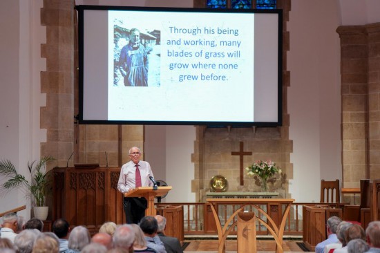 　　7月22日，在英國(guó)赫特福德郡哈彭登鎮(zhèn)，喬治·艾爾溫·何克的外甥馬克·艾爾溫·托馬斯在紀(jì)念活動(dòng)上發(fā)表演講。新華社記者 吳魯 攝