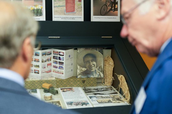 　　7月22日，在英國(guó)赫特福德郡哈彭登鎮(zhèn)，人們觀看何克紀(jì)念展。新華社記者 吳魯 攝