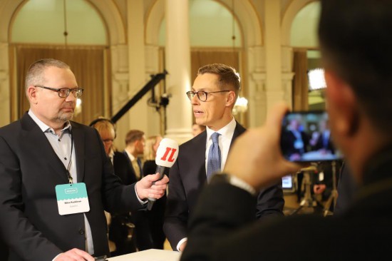 　　2024年2月11日，斯圖布在芬蘭赫爾辛基市政廳接受當(dāng)?shù)孛襟w采訪。新華社記者 陳靜 攝