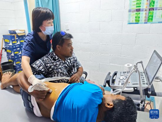 　　4月23日，第四批援基里巴斯中國(guó)醫(yī)療隊(duì)隊(duì)長(zhǎng)劉秀（左）在基里巴斯湯格魯中央醫(yī)院指導(dǎo)當(dāng)?shù)蒯t(yī)生進(jìn)行超聲檢查。新華社發(fā)（第四批援基里巴斯中國(guó)醫(yī)療隊(duì)供圖）