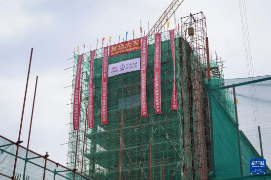 　　這是8月18日在埃塞俄比亞首都亞的斯亞貝巴拍攝的埃塞俄比亞航空公司總部大樓項(xiàng)目主建筑3號(hào)樓。新華社記者 韓旭 攝