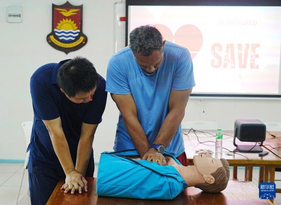 　　2月22日，第四批援基里巴斯中國(guó)醫(yī)療隊(duì)隊(duì)員在基里巴斯首都塔拉瓦為當(dāng)?shù)鼐鹑藛T進(jìn)行心肺復(fù)蘇培訓(xùn)。新華社發(fā)（第四批援基里巴斯中國(guó)醫(yī)療隊(duì)供圖）