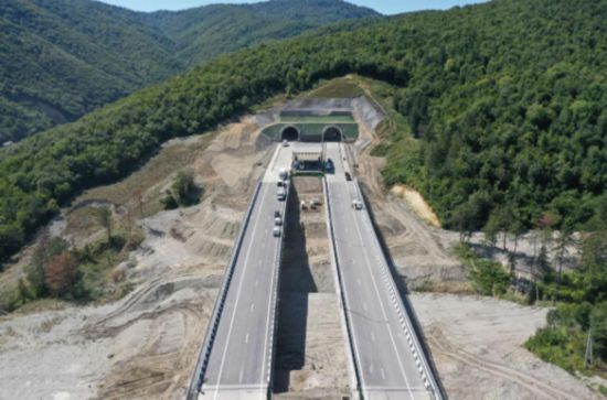 　　圖為無人機拍攝的F0標段公路實景。（圖片由項目承建方提供）