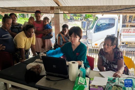 　　3月31日，第四批援基里巴斯中國(guó)醫(yī)療隊(duì)隊(duì)長(zhǎng)劉秀（右二）在基里巴斯布塔里塔里島為當(dāng)?shù)鼐用窳x診。新華社發(fā)（第四批援基里巴斯中國(guó)醫(yī)療隊(duì)供圖）