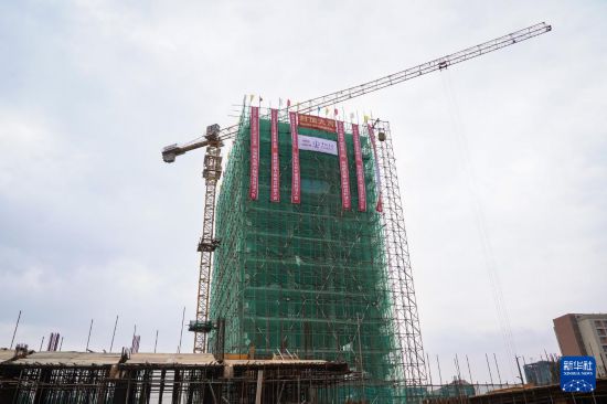 　　這是8月18日在埃塞俄比亞首都亞的斯亞貝巴拍攝的埃塞俄比亞航空公司總部大樓項(xiàng)目主建筑3號(hào)樓。新華社記者 韓旭 攝