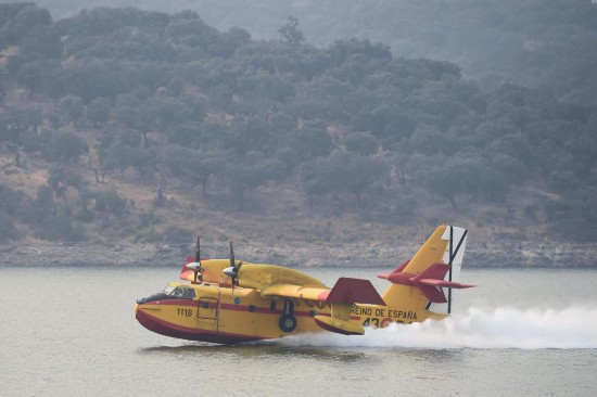 　　8月18日，在西班牙卡塞雷斯省，參與滅火的飛機(jī)正在取水。新華社發(fā)（古斯塔沃·巴連特?cái)z）