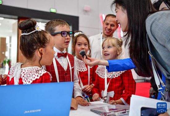 　　8月18日，在俄羅斯喀山舉行的第三屆俄羅斯-中國互利合作“萌芽”論壇上，俄羅斯小朋友利用AI智能眼鏡與中國來賓對(duì)話。新華社記者 張超群 攝