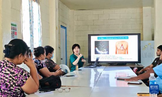 　　3月14日，第四批援基里巴斯中國(guó)醫(yī)療隊(duì)隊(duì)長(zhǎng)劉秀（中）在基里巴斯湯格魯中央醫(yī)院對(duì)當(dāng)?shù)蒯t(yī)護(hù)人員進(jìn)行培訓(xùn)。新華社發(fā)（第四批援基里巴斯中國(guó)醫(yī)療隊(duì)供圖）