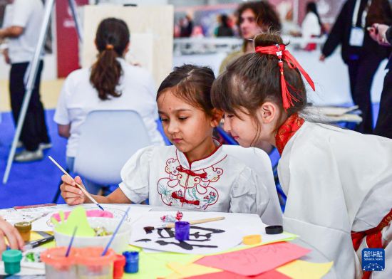 　　8月18日，俄羅斯小朋友在喀山舉行的第三屆俄羅斯-中國互利合作“萌芽”論壇上繪制京劇臉譜。新華社記者 張超群 攝