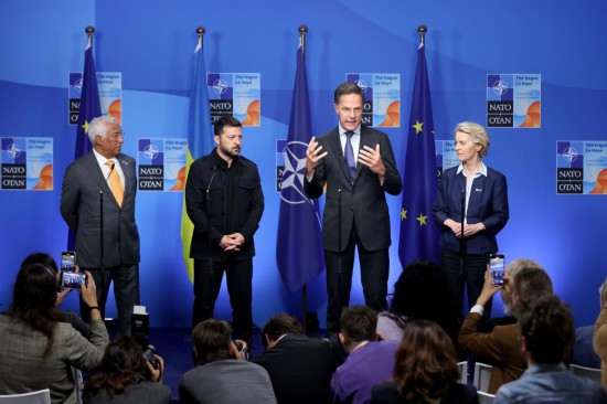 　　6月24日，在荷蘭海牙，歐洲理事會主席科斯塔、烏克蘭總統(tǒng)澤連斯基、北約秘書長呂特和歐盟委員會主席馮德萊恩（從左至右）在北約峰會期間共見記者。新華社記者 趙丁喆 攝