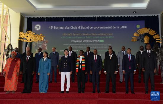 　　8月17日，在馬達(dá)加斯加首都塔那那利佛，參加南共體首腦會議的各國領(lǐng)導(dǎo)人和代表合影留念。新華社發(fā)（西塔卡·拉喬納里松攝）