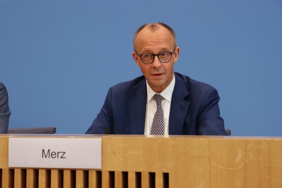 　　7月18日，德國總理默茨出席在柏林舉行的夏季新聞發(fā)布會。新華社記者 李函林 攝