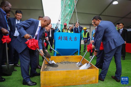 　　這是8月18日在埃塞俄比亞首都亞的斯亞貝巴拍攝的埃塞俄比亞航空公司總部大樓項(xiàng)目主建筑封頂儀式。新華社發(fā)（邁克爾·特韋爾德攝）