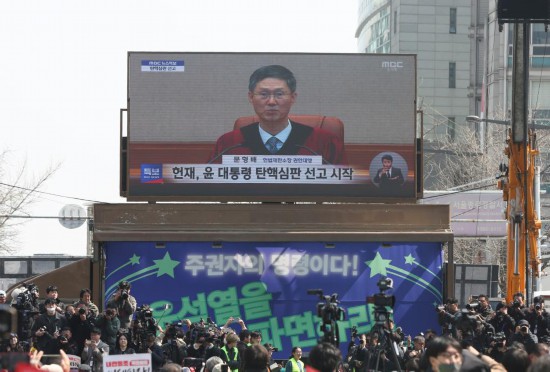 　　4月4日，民眾在韓國首都首爾的韓國憲法法院附近觀看尹錫悅彈劾案宣判過程的電視直播。新華社記者姚琪琳攝