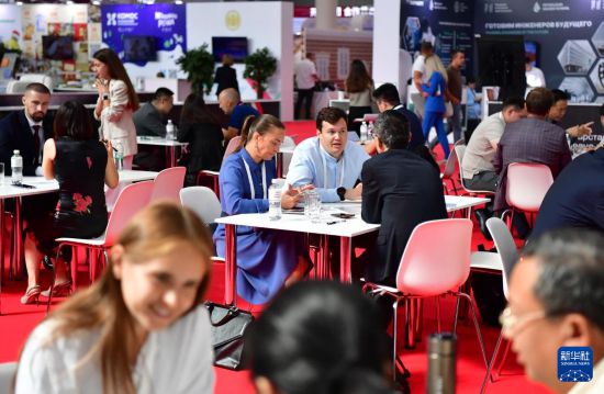 　　8月18日，多國企業(yè)代表在俄羅斯喀山舉行的第三屆俄羅斯-中國互利合作“萌芽”論壇上洽談。新華社記者 張超群 攝