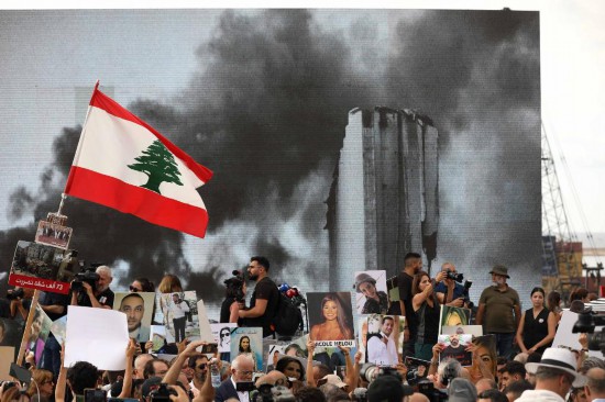 8月4日，在黎巴嫩首都貝魯特，人們攜受害者照片參加貝魯特港口爆炸事件五周年紀(jì)念活動(dòng)。新華社發(fā)（比拉爾·賈維希攝）