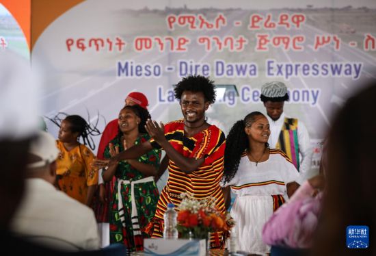 8月19日，中國企業(yè)承建的埃塞俄比亞米埃索至德雷達瓦高速公路項目在埃塞第二大城市德雷達瓦舉行開工儀式，演員在儀式上進行表演。新華社記者 韓旭 攝