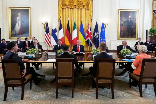 美國(guó)東部時(shí)間8月18日下午2時(shí)許，美國(guó)總統(tǒng)特朗普、烏克蘭總統(tǒng)澤連斯基和多名歐洲領(lǐng)導(dǎo)人在美國(guó)白宮舉行多方會(huì)晤。新華社/美聯(lián)