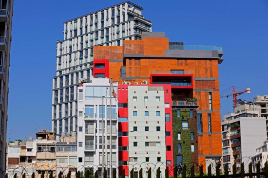 2024年7月29日，在黎巴嫩貝魯特，一座在大爆炸中受損的建筑已得到重建。新華社發(fā)（比拉爾·賈維希攝）