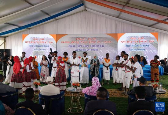 8月19日，中國企業(yè)承建的埃塞俄比亞米埃索至德雷達瓦高速公路項目在埃塞第二大城市德雷達瓦舉行開工儀式，演員在儀式上進行表演。新華社記者 韓旭 攝