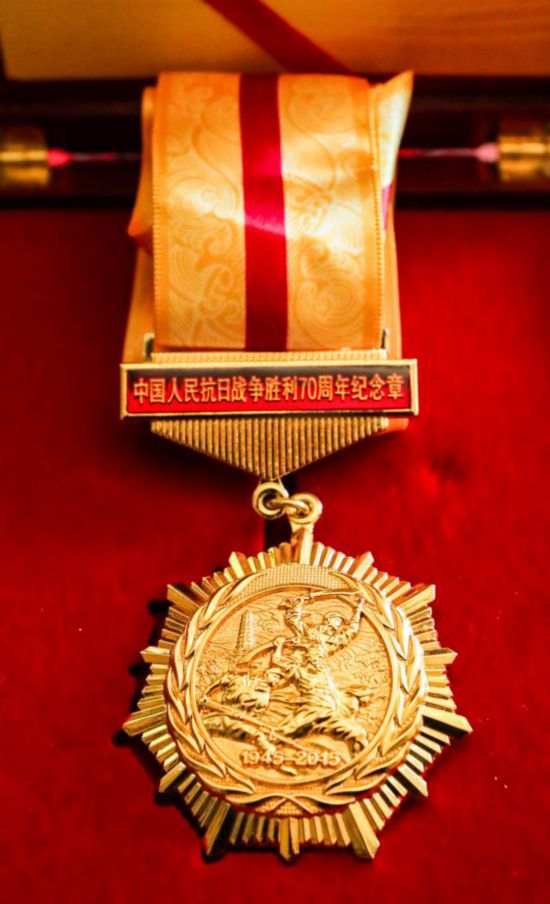 　　這是8月7日在德國(guó)海德堡約翰·拉貝交流中心拍攝的“中國(guó)人民抗日戰(zhàn)爭(zhēng)勝利70周年”紀(jì)念章。新華社記者 張帆 攝