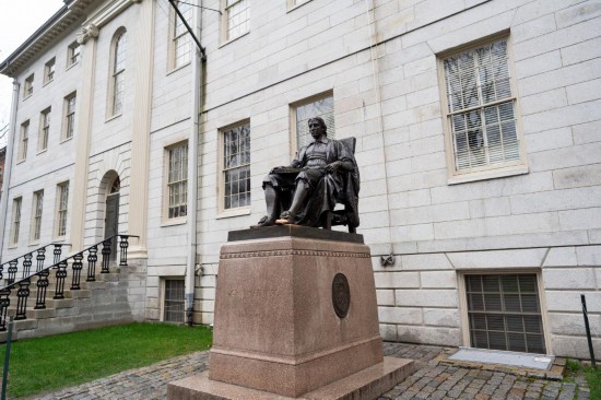 　　這張2024年4月20日在美國(guó)馬薩諸塞州劍橋拍攝的資料照片顯示的是哈佛大學(xué)內(nèi)的哈佛大學(xué)創(chuàng)始人約翰·哈佛的雕塑。新華社記者劉杰攝