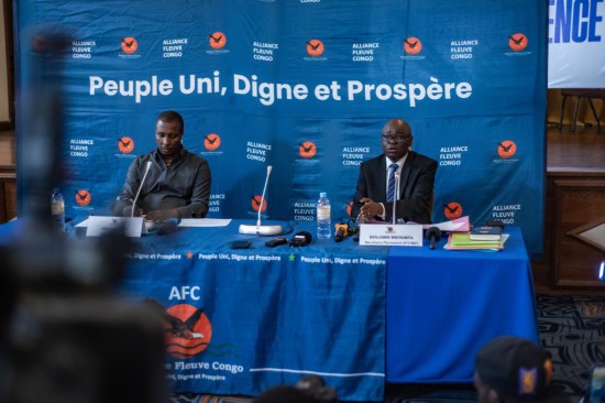 　　7月3日，剛果（金）反政府武裝“M23運(yùn)動”對話代表姆博寧帕（右）出席在戈馬舉行的記者會。新華社發(fā)（扎內(nèi)姆·內(nèi)蒂·扎伊迪攝）