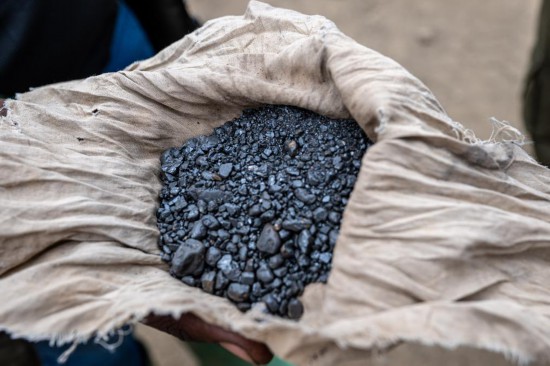 　　這是5月7日在剛果（金）東部北基伍省魯巴亞的鈳鉭礦區(qū)拍攝的開采出的鈳鉭礦石。新華社記者鄭揚(yáng)子攝